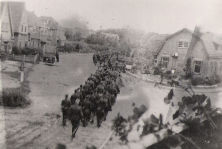 Dolle Dinsdag september 1944; Duitse troepen trekken weg door de Bakkumerstraat.