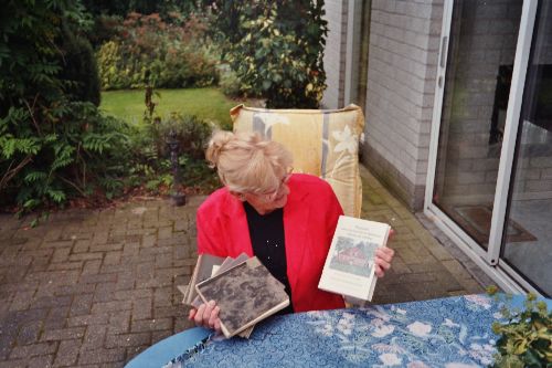 De bewerkster met de schriften van haar oma en het boek